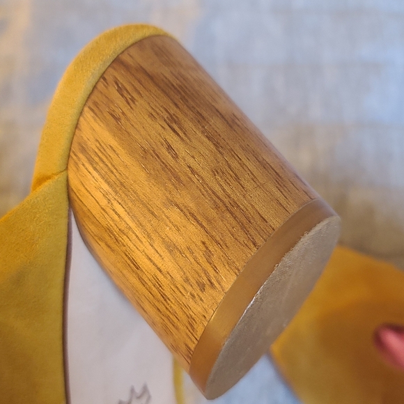 Bernardo Mustard Suede Knot Mules Slip-On Pointed Toe Women’s Shoes - Picture 7 of 7